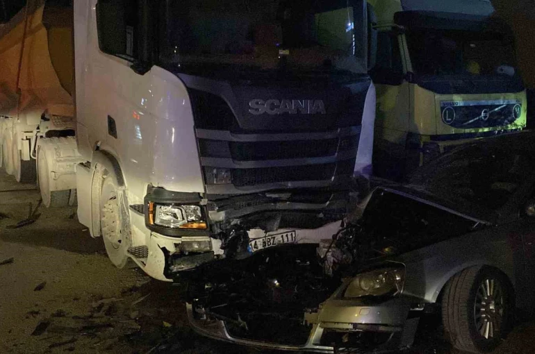 Bolu’da kontrolden çıkan otomobil park halindeki 3 araca çarptı: 4 ağır yaralı 