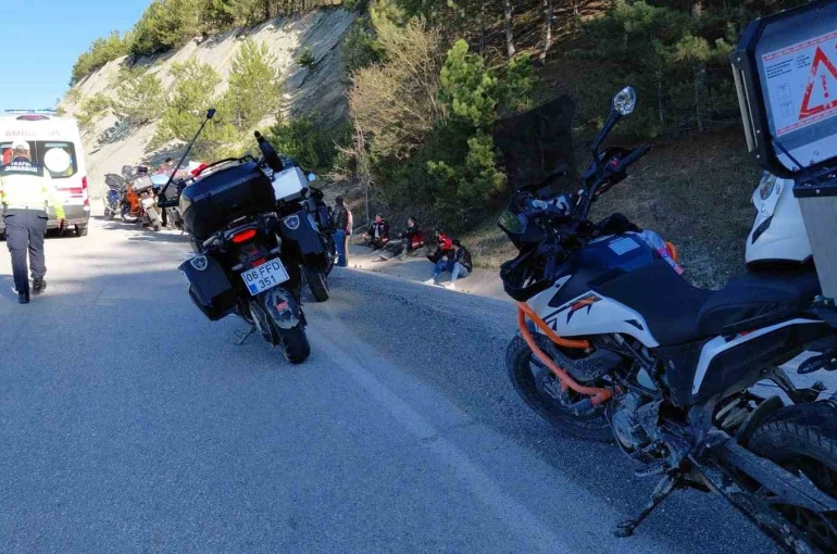 Bolu’da motosikletler peş peşe kaza yaptı: 2 yaralı 