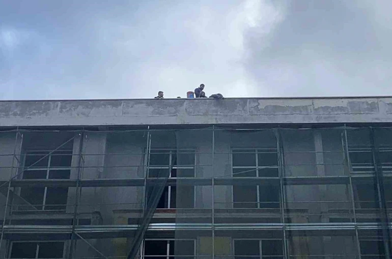 Bolu’da okul inşaatında işçiler parasını alamayınca çatıya çıktı