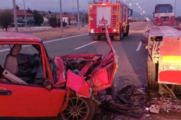 Bolu’da otomobil tıra çarptı: 1 yaralı 