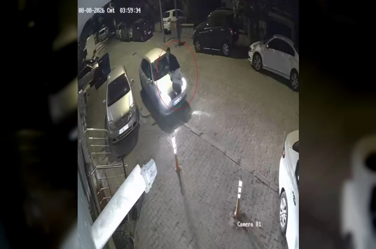 Bolu’da otomobilin kaputunda yolculuk kamerada