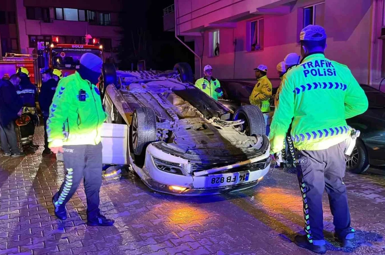 Bolu’da park halindeki araçlara çarpıp takla attı: Sürücü alkolmetreye üfleyemedi 