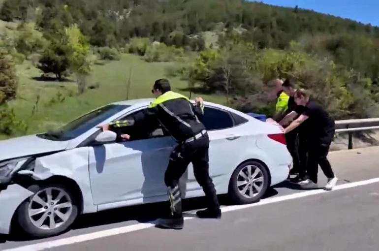 Bolu’da polis ekipleri kaza yapan aracı iterek trafiği rahatlattı 