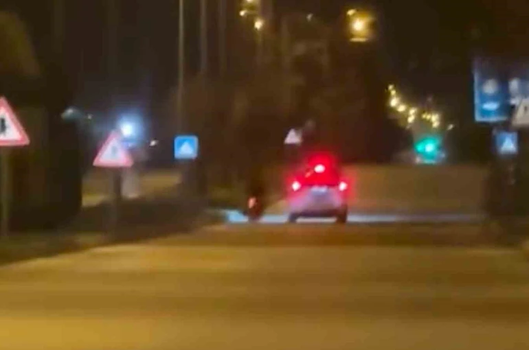 Bolu’da polisten kaçan plakasız motosikletlinin yakalanma anı kamerada