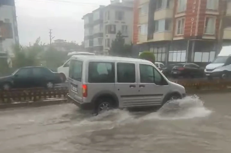 Bolu’da sağanak hayatı felç etti: Sokaklar göle döndü 