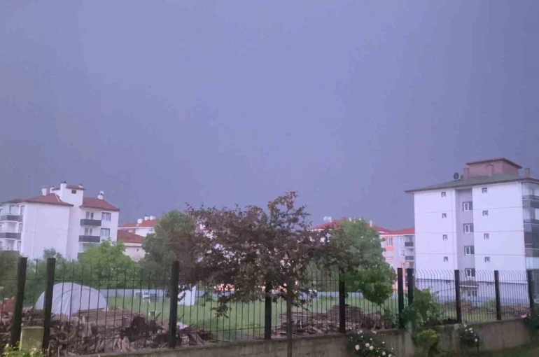 Bolu’da şimşekler geceyi aydınlattı 