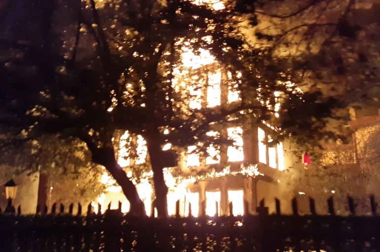 Bolu’da tarihi Keyvanlar Konağı kül oldu: Alevler geceyi aydınlattı