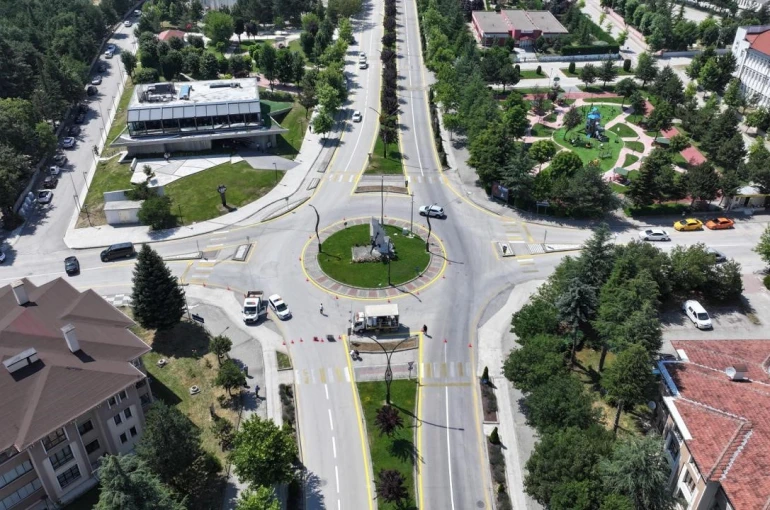 Bolu’da trafik güvenliği için yol çizgileri yenileniyor 