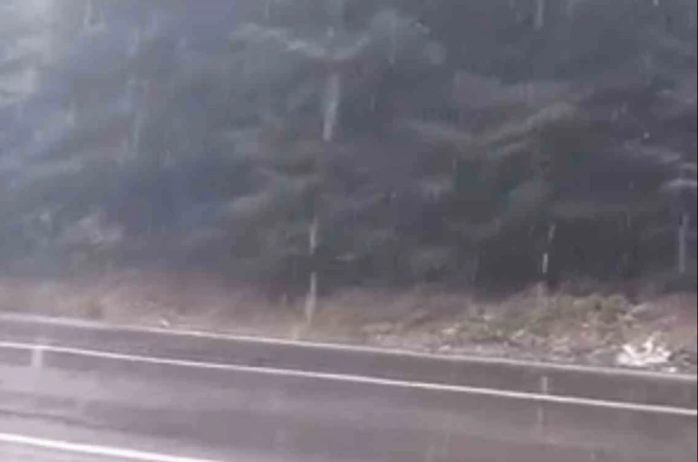 Bolu’nun yükseklerinde kar yağışı 