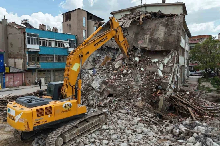 Bolvadin’de kentsel dönüşüm çerçevesinde yıkım çalışması başladı 