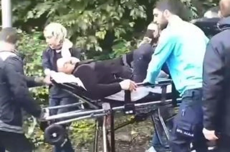 Borçka’da sel bölgesinde yaralanan kişi ambulansa ulaştırıldı 