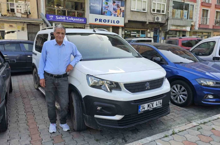 Borçka’da sel felaketinde mahsur kalan aracını 20 gün sonra vinç yardımıyla kurtardı 