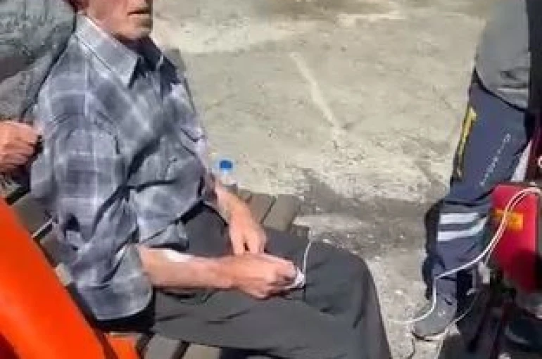 Borçka’da sel nedeniyle yolu kapanan köydeki hasta helikopterle hastaneye sevk edildi 