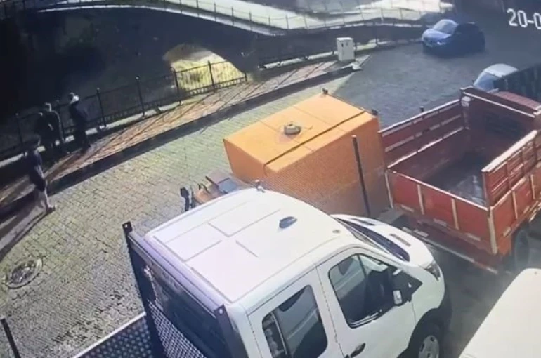 Borçka’da selde tarihi köprünün yıkılma anı kamerada 
