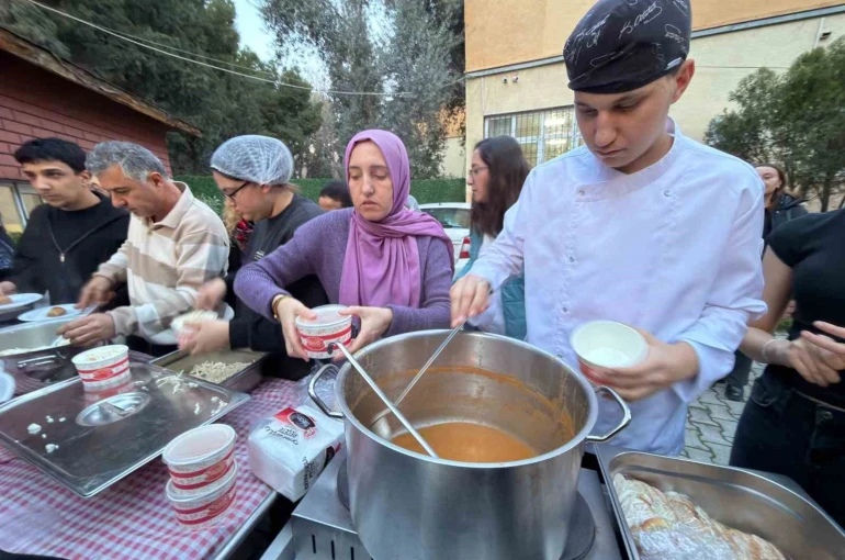 Bornova MTAL’de geleneksel iftar sofrası kuruldu 