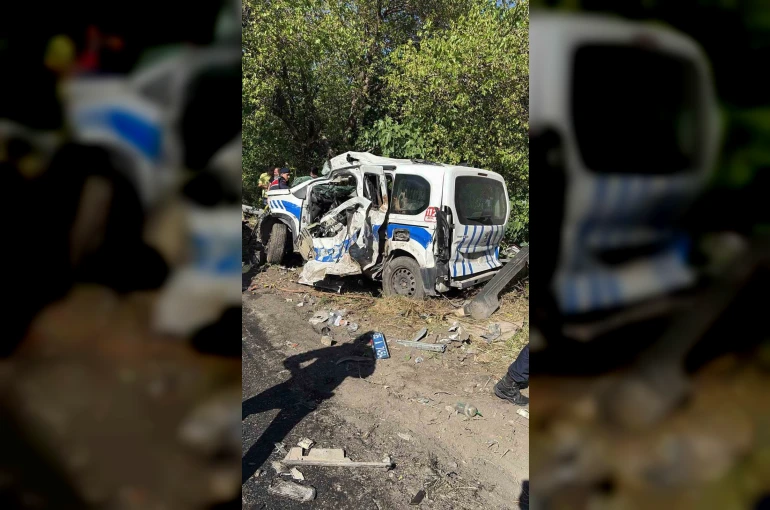 Bornova’da freni patlayan tır karşı şeride geçti: Ölü ve yaralılar var 