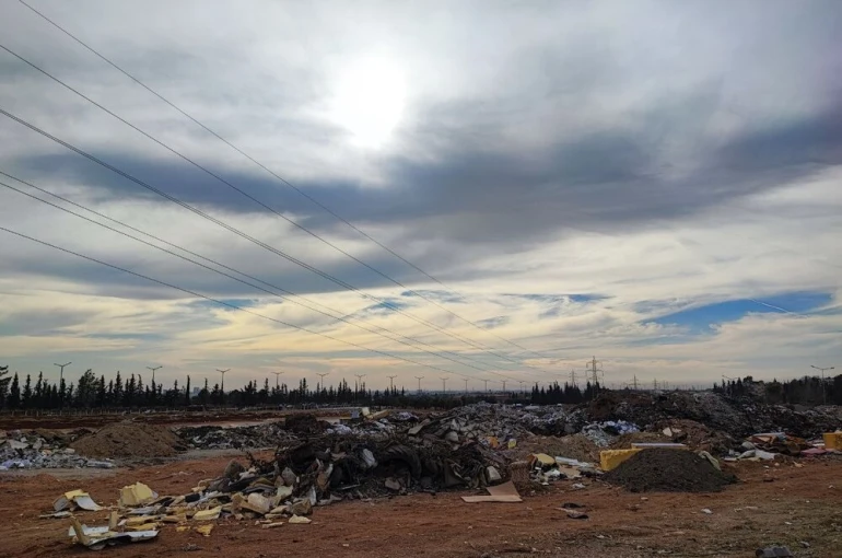 Boş arazi çöplüğe çevrildi: Atık yakılarak hem çevre hem hava kirleniyor 