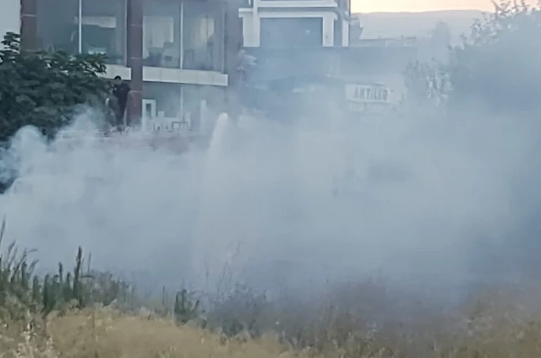Boş arazide çıkan yangın bahçeye sıçramadan söndürüldü 