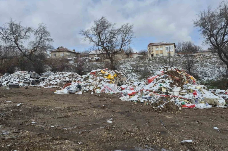 Boş araziye bırakılan atıklar tepeler oluşturdu 