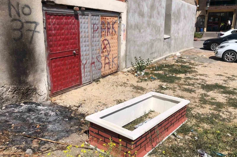 Boş araziye bırakılmış isimli taşı bulunan mezar