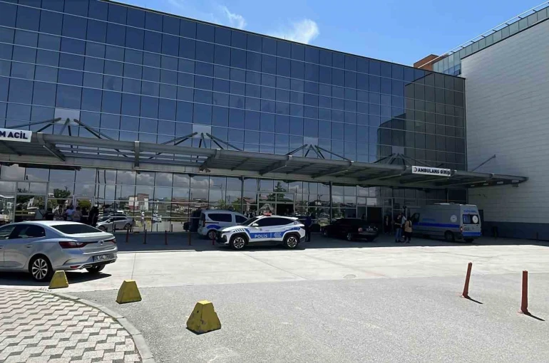 Boşanma aşamasındaki eşini vurup intihar etti