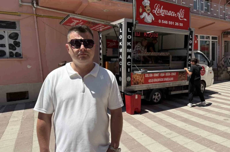 Boşanmasını lokma dağıtarak kutladı
