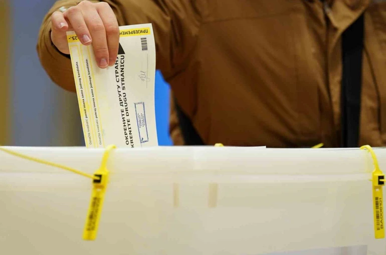 Bosnalı Sırplar, entite başkanını seçmek için sandık başında 