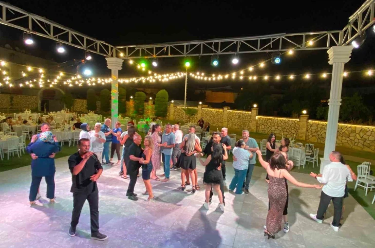 Böyle düğün görülmedi: "Damat var, gelin yok"