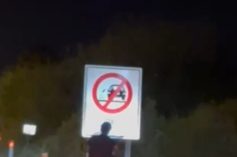 Böyle kaza görülmedi, motosiklet sürücüsü yol kenarındaki ‘çöp atma’ yazılı uyarı levhasına kafasını çarptı 