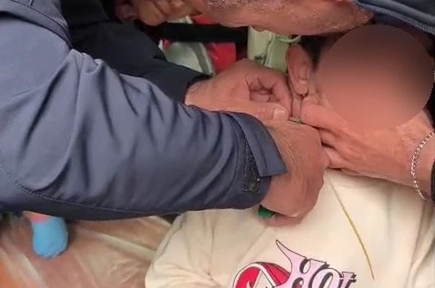 Boynuna plastik kelepçe geçiren çocuk kurtarıldı 