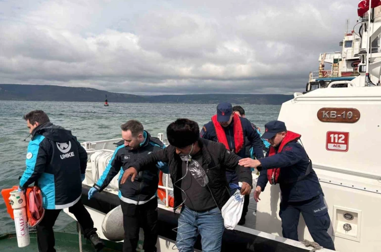 Bozcaada açıklarında ticari gemide rahatsızlanan bir kişinin tıbbi tahliyesi gerçekleştirildi 