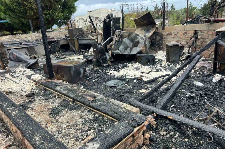 Bozcaada’da çıkan yangında otel kullanılamaz hale geldi 