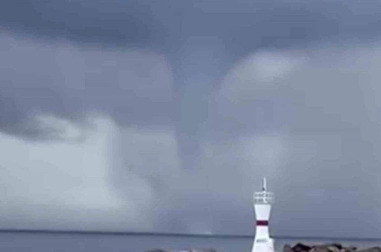 Bozcada açıklarında denizde hortum oluştu 