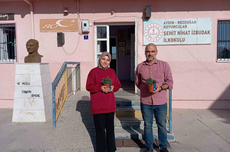 Bozdoğan Belediyesi’nden öğretmenlere karanfil çiçeği 