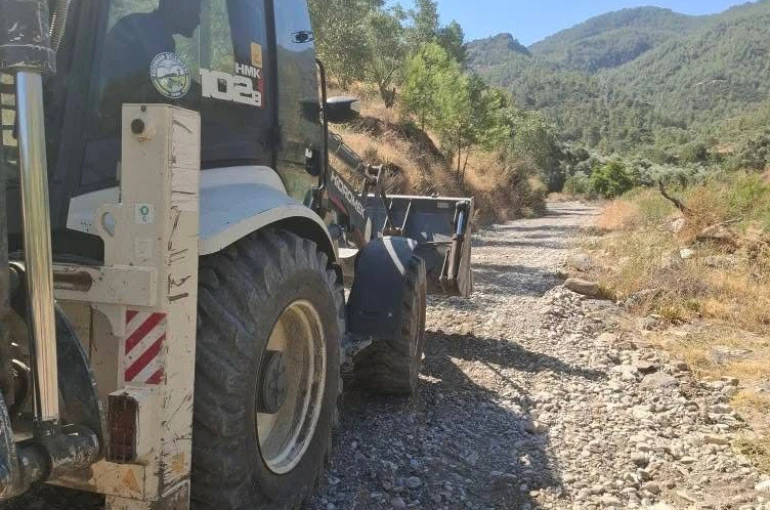 Bozdoğan’da arazi yolları bakıma alındı 