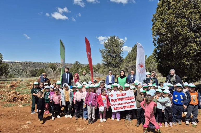 Bozkır’da minik öğrencilerden fidan dikme etkinliği