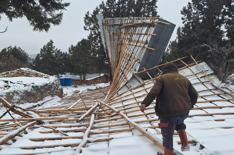 Bozkır’da şiddetli fırtına ahırın çatısını uçurdu 