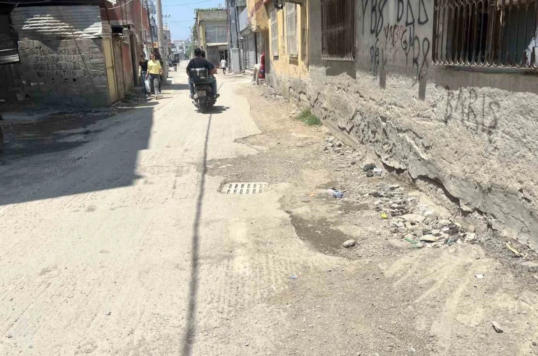 Bozuk yollar mahalleliyi isyan ettirdi