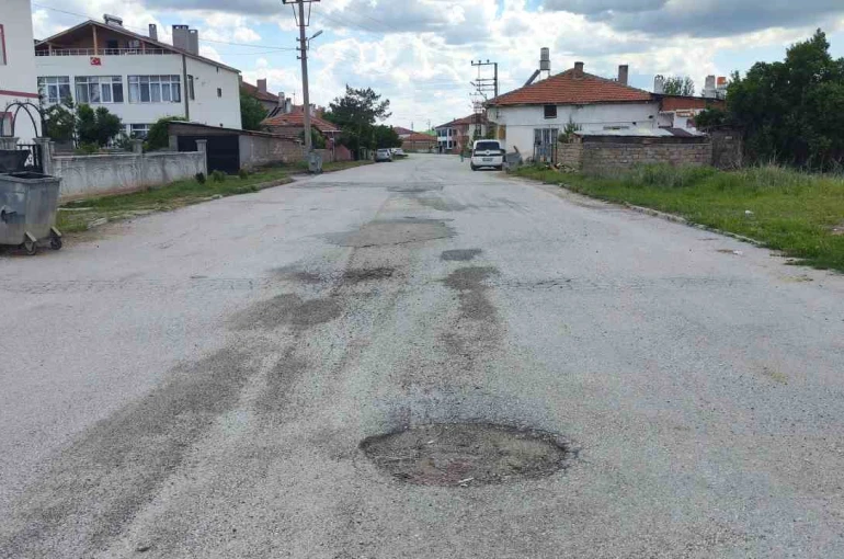 Bozuk yollar tepki çekti, mahalleli isyan etti 