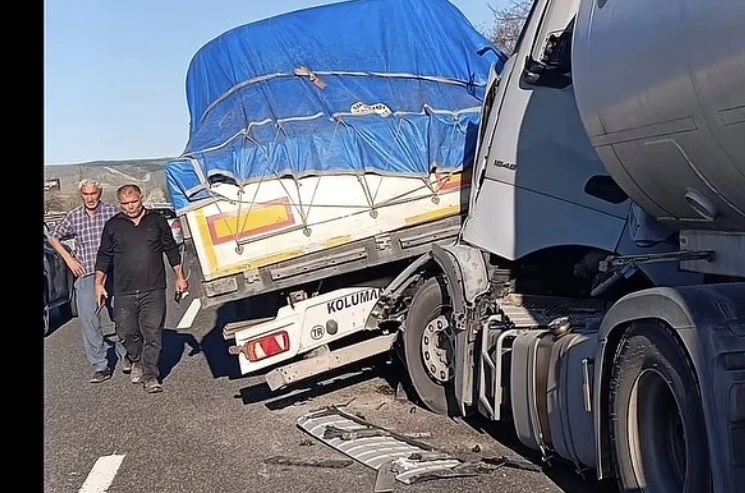 Bozüyük’te 2 tır çarpıştı, 1 yaralı 