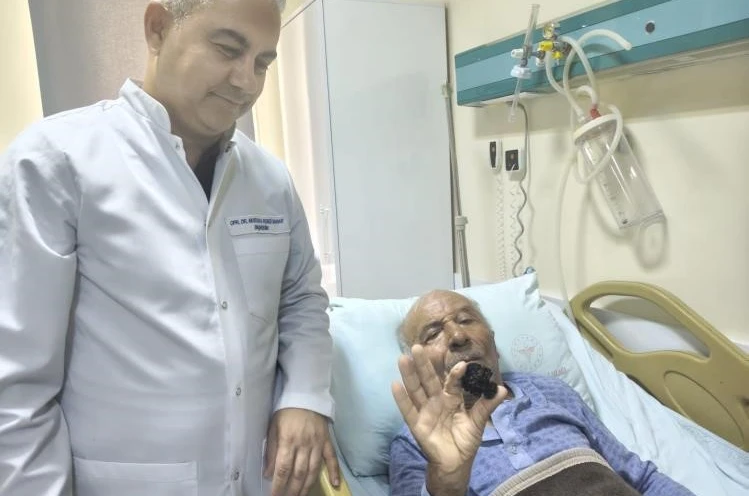 Bozyazı’da 4 santimetrelik mesane taşı tek parça halinde çıkarıldı. 