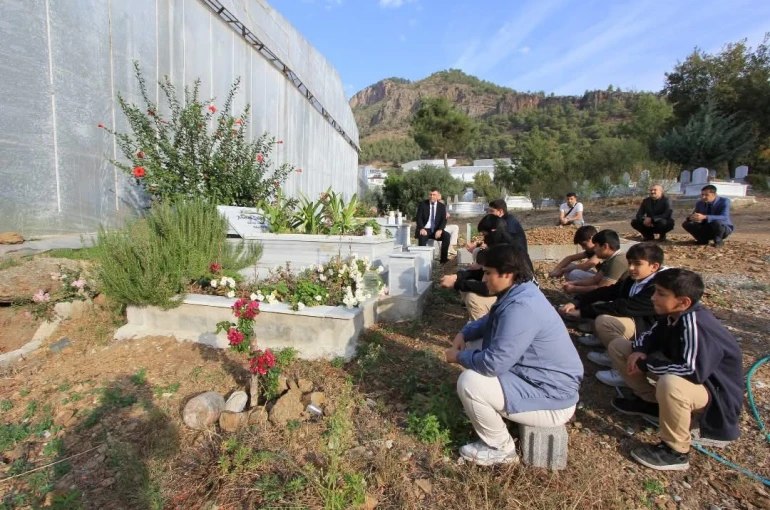 Bozyazı’da vefat eden öğretmen kabri başında anıldı