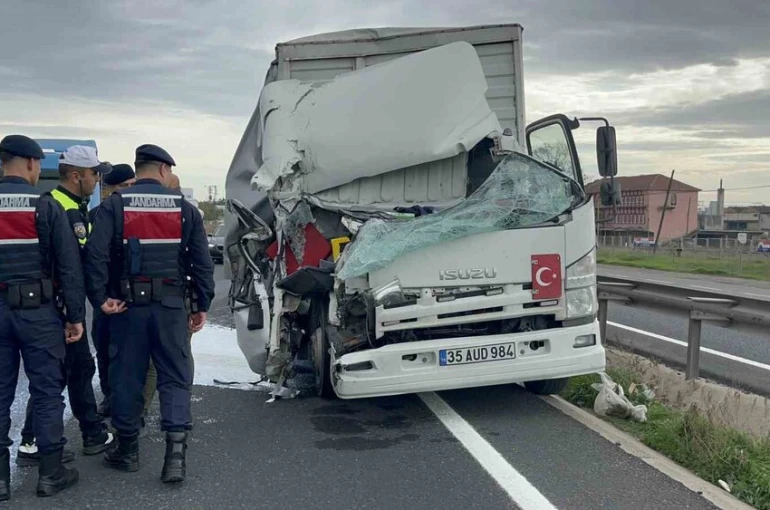 Bu araçtan sapasağlam çıkan sürücü: "Kendimi sola doğru atınca son anda kurtuldum" 