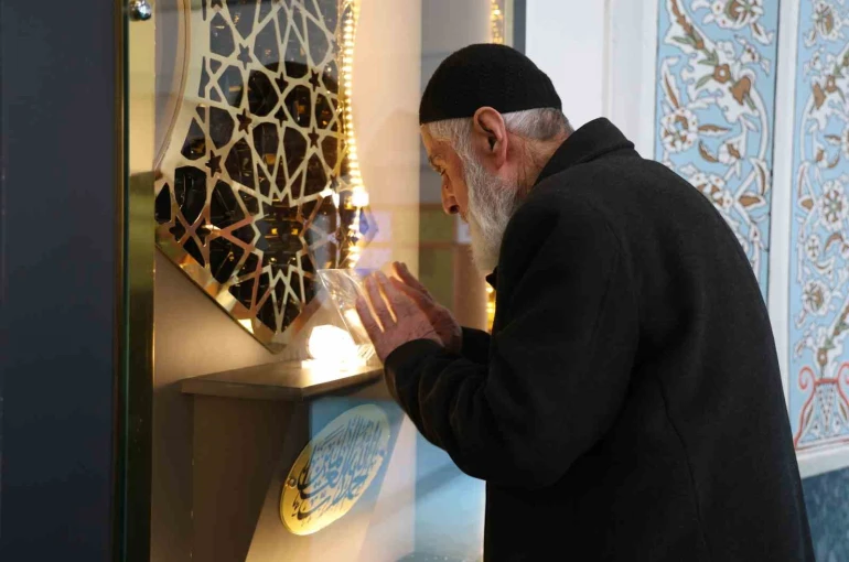 Bu camide Peygamber Efendimiz ’in Sakal-ı Şerifi her gün ziyarete açık 