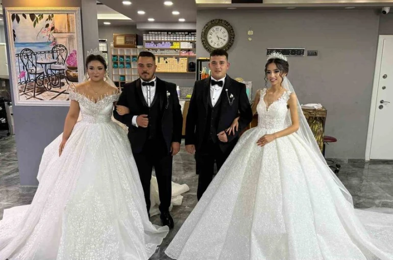 Bu düğünde her şey ’aynı’: Aynı yaştaki kardeşler, aynı yaştaki gelinlerle, aynı anda dünya evine girdi 