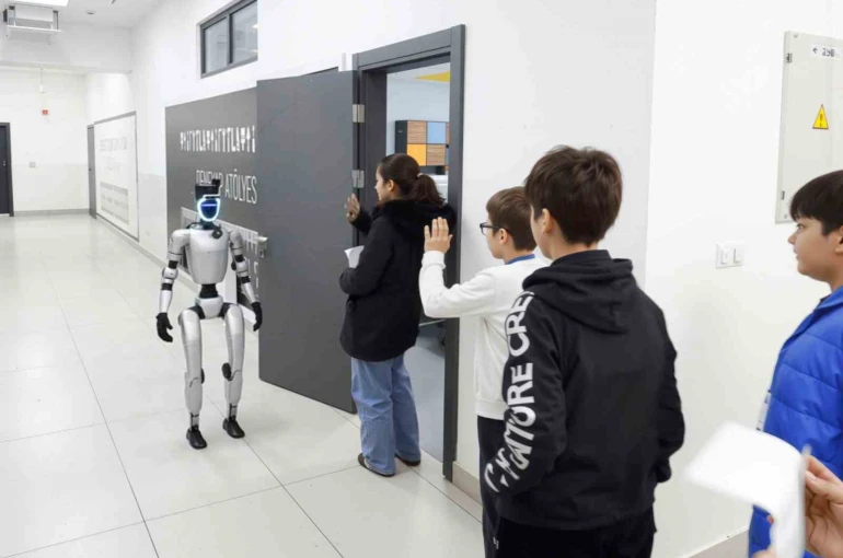Bu ilçede sınava giren öğrencileri insansı robot karşılıyor 