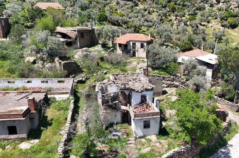 Bu köy savaş gördüğü için değil gençler terk ettiği için bu hale geldi 
