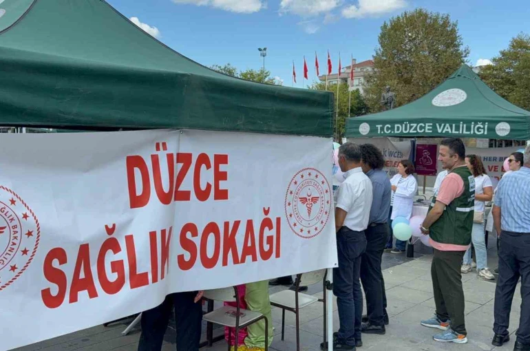 Bu sokağa gelenler sağlık taramasından geçti