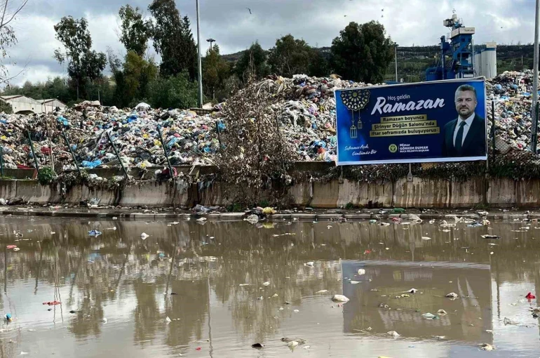 Buca’da çöp krizi: Belediye işçileri bu kez ’Nefes alamıyoruz’ diyerek eylem başlattı 
