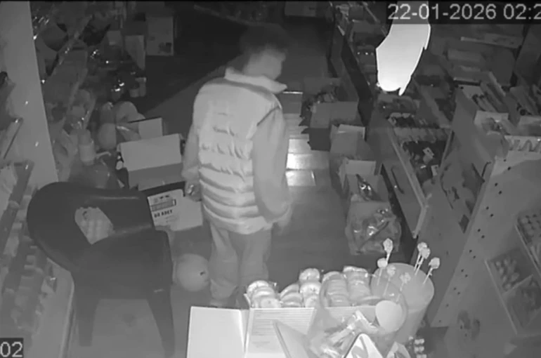 Büfeye giren çocuk top aldı şişirdi, büfe sahibi şikayetçi olmadı 